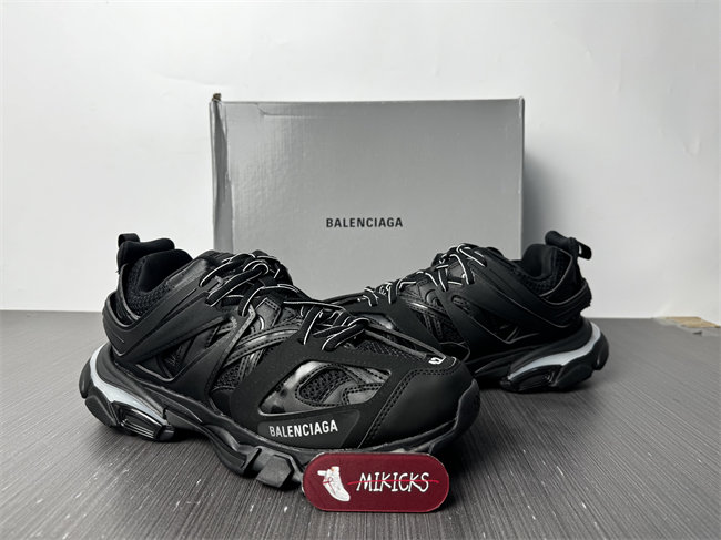 BLCG TRACK SNEAKER 555036W2GB11000 with LED